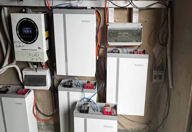 SolarEast BESS Deploys 13kW PV + Dual 8kW Hybrid Inverters with 4×5kWh Wall-Mounted Battery Backup System in Africa