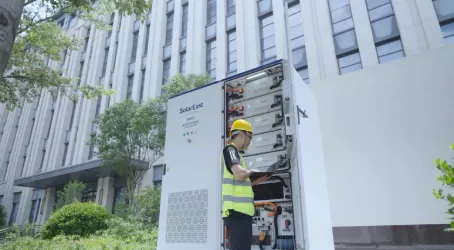 261kWh Liquid-Cooled Energy Storage: 2026 Guide for Farms, Islands & Industry | SolarEast BESS