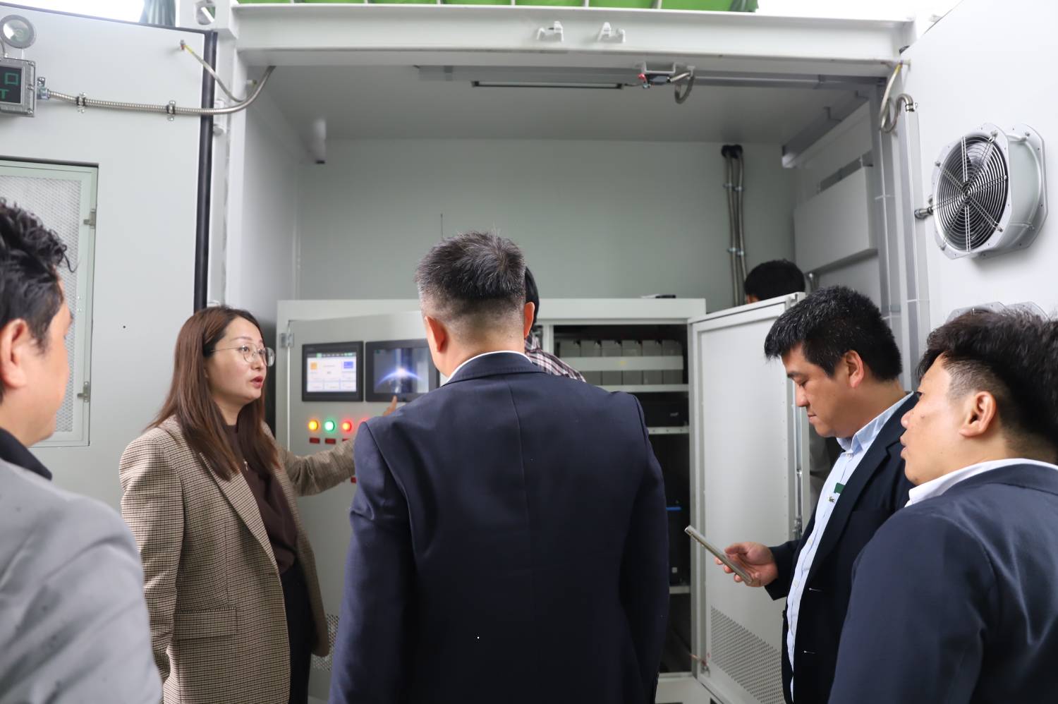 Warmly Welcome Vietnamese Customers on Their Visit to SolarEast BESS