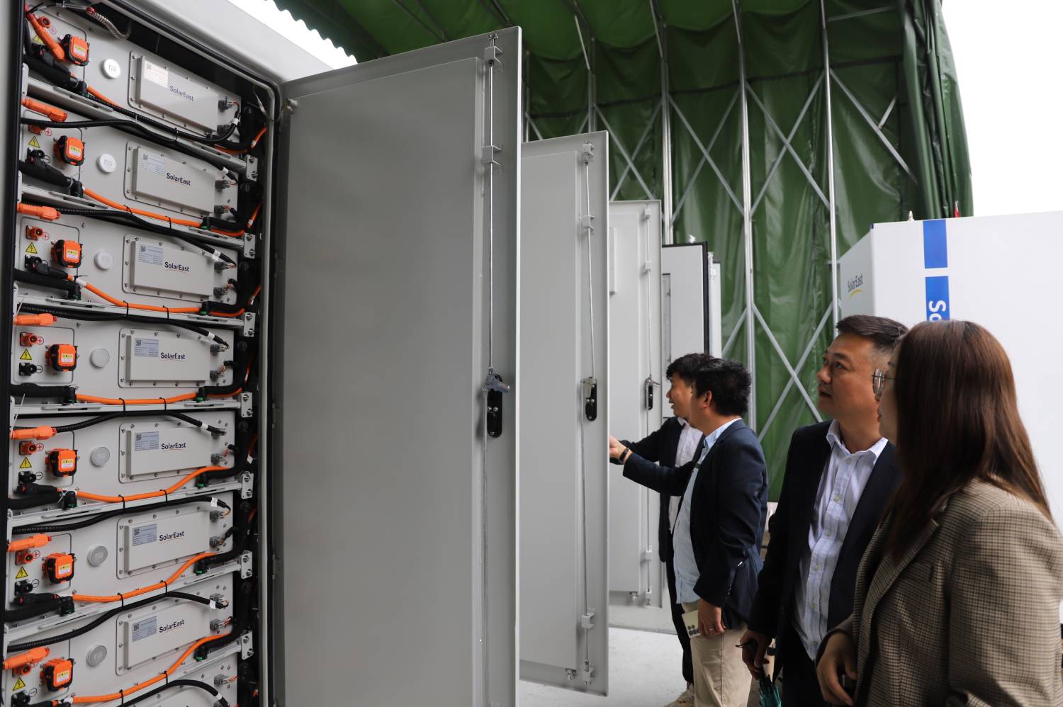 Warmly Welcome Vietnamese Customers on Their Visit to SolarEast BESS