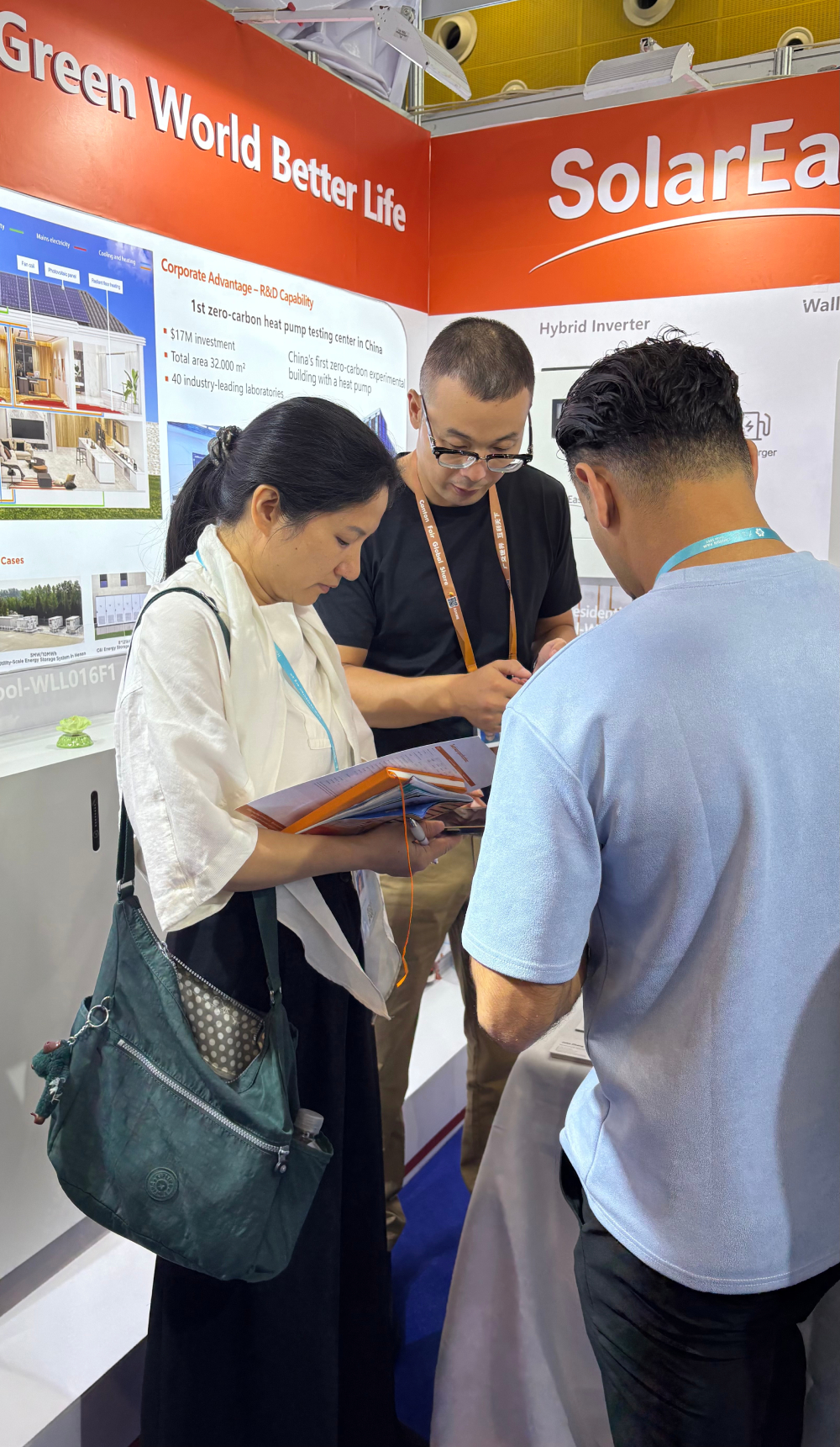 SolarEast Showcases Energy Storage and Mobile Energy Storage Solutions at the 140th Canton Fair